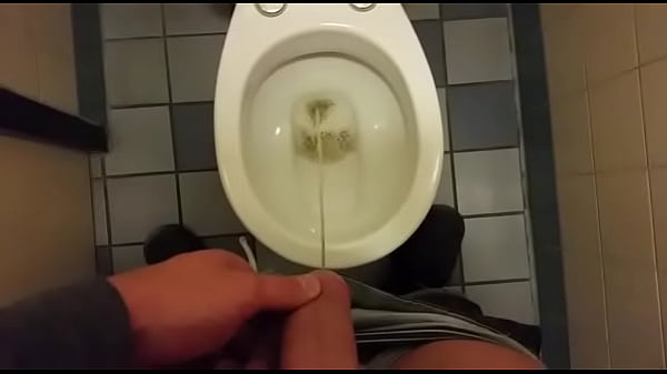 Play MP4 - Pissing on toilet