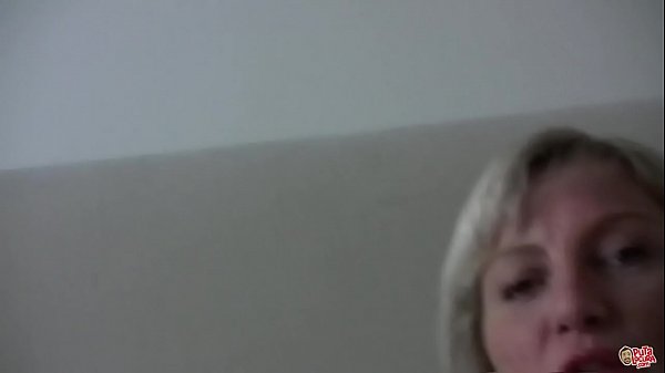 Play MP4 - La madre que todos nos follar&iacute;amos&period;&period;&period; Se&ntilde;ora comp&oacute;rtese&excl;