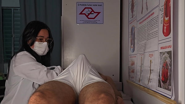 Enfermeira e est&eacute;tica observa ere&ccedil;&atilde;o do paciente 