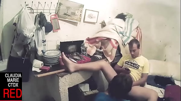 Una Casa Llena De Basura Y Una Pareja A La Que No Le Gusta Tener Sexo En La Tierra thumbnail