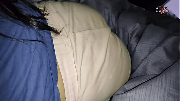 Chica linda mexicana amateur es cogida mientras juega en su celular con mi amiga