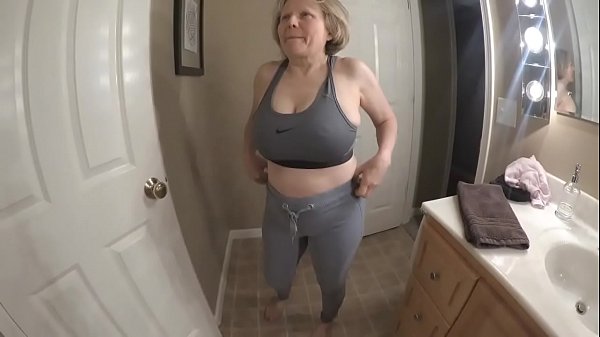 Play MP4 - Big tits great ass sporty GILF