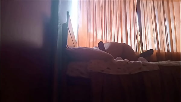 Amigo de mi esposo me despierta para cachar antes que llegue mi esposo