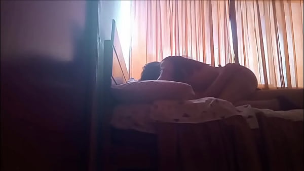 Amigo de mi esposo me despierta para cachar antes que llegue mi esposo 