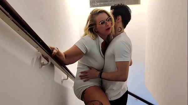 Play MP4 - Fiz minha amiga de corna&comma; Eu trepei com marido enquanto ela estava no sono profundo ao lado dela