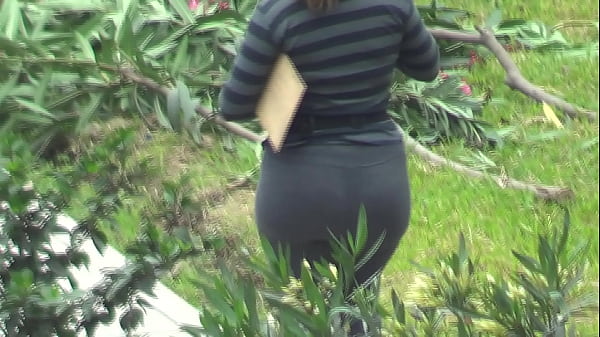 Venezolana Culona paseando por el parque de mi urbanizaci&oacute;n 