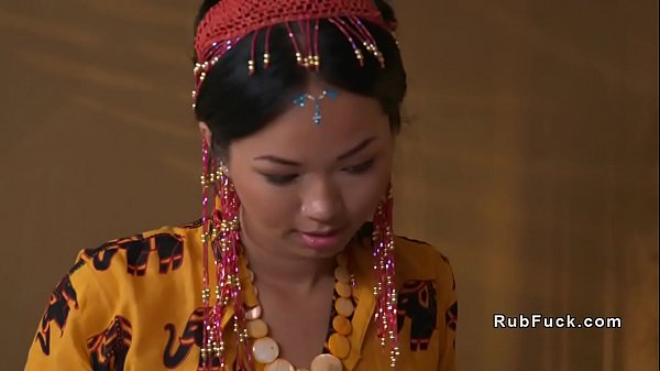 Toned client fucks bare feet thai masseuse