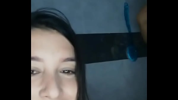 Hermanas divirti&eacute;ndose solas 