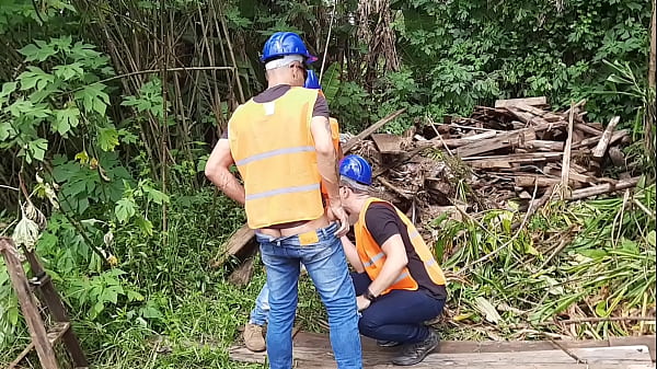 Trabalhadores Flagrados Praticando Sexo No Hor&aacute;rio De Trabalho Nos Arredores Da Constru&ccedil;&atilde;o. thumbnail