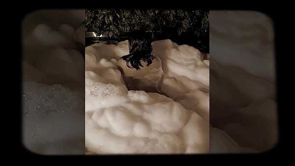 Nonton Pov Na Banheira: Bati O Pau Na Cara Da Safada E Meti At&eacute; As Bolas! thumbnail