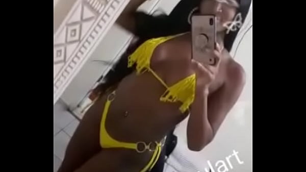 Amanda Goulart gostosa de amarelo