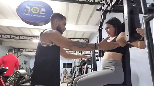 Personal da academia_oferece_ajuda a_aluna e_ele vai_a sua casa lhe dar uma aula particular