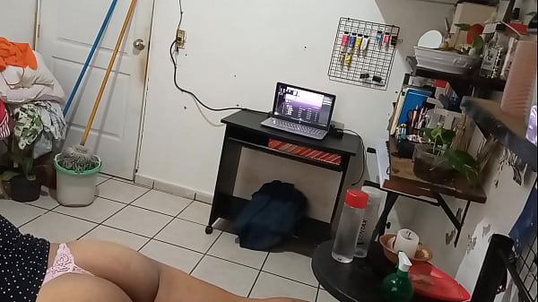 Milf madurita haciendo limpieza en_su cuarto3