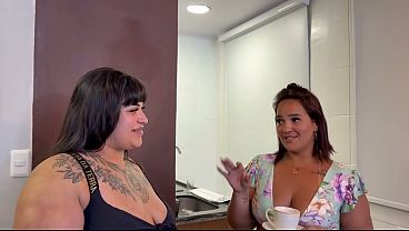 Minha esposa pediu pra amiga dela me dar a buceta por que ela estava cansada eu gozei tanto que ela ficou com ciume da amiga puta