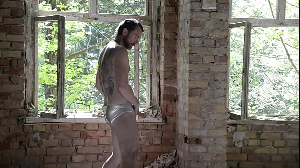 ich fick ein kerl auf outdoor tischplatte 