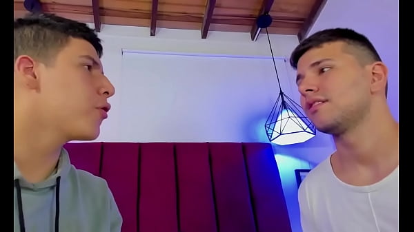 Gay Convenceu O Amigo H&eacute;tero A Beijar Ele 4 Vezes thumbnail