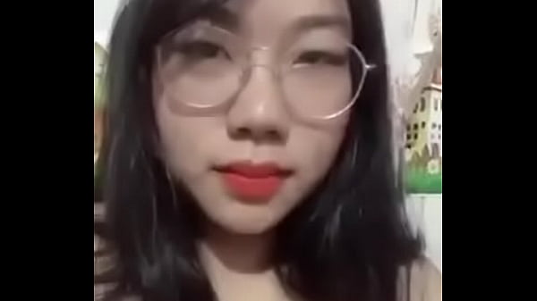 Đeo k&iacute_ h lộ h&agrave_ng tr&ecirc_n Uplive
