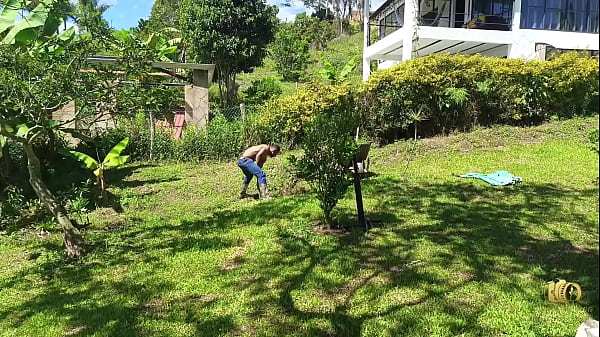 Play MP4 - La patrona de la finca se folla un obrero que sale de la piscina desnudo