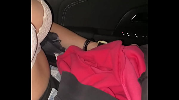 Dans la voiture je me d&eacute;shabille pour enlever mon sous pull pour que je puisse 