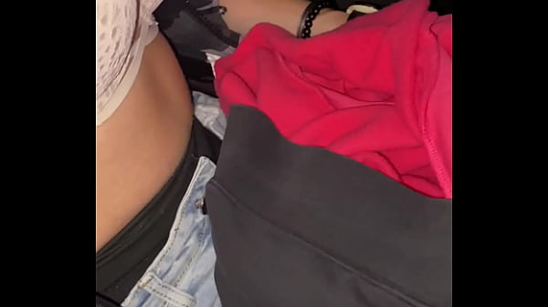 Dans la voiture je me d&eacute;shabille pour enlever mon sous pull pour que je puisse
