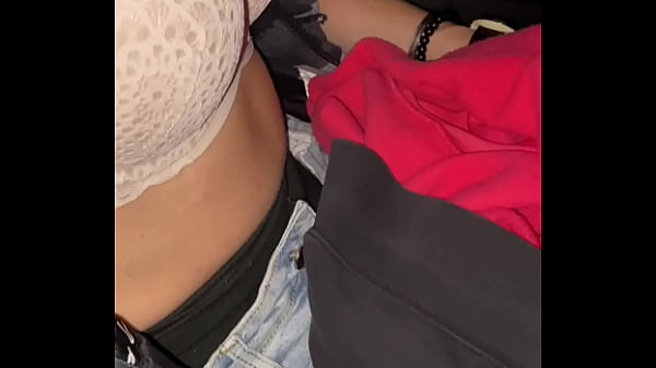 Dans la voiture je me d&eacute;shabille pour enlever mon sous pull pour que je puisse