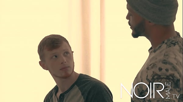 Mi compa&ntilde;ero de piso negro, me ve sin ropa y se sorptende con mi polla 