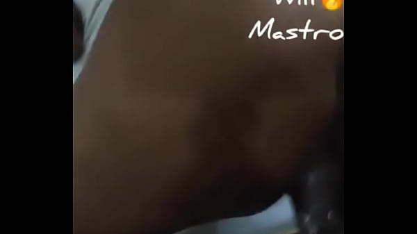 Ela sentando e uma delicia recordar e viver