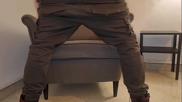 Attimi di eccitazione ragazzo voglioso si struscia e sega con un cazzo enorme fino a sborrare 