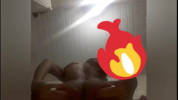 pendejo hace twerk y se abre el orto 