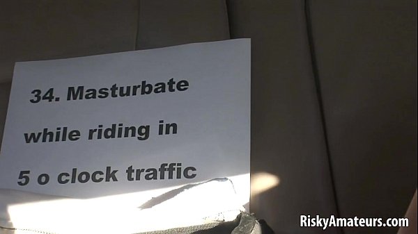 Play MP4 - Amateur hottie fingers her pussy in a car