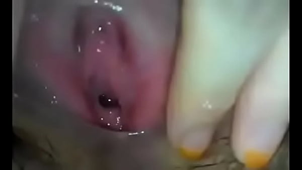 Em thu dam nước ra l&ecirc;n l&aacute;nh 