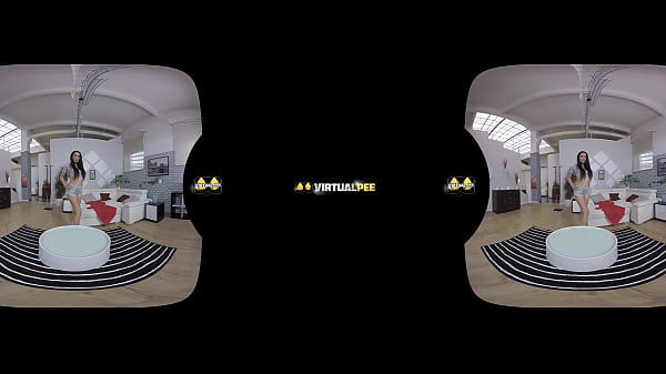 Amanda Estela is caught peeing her_pants in_virtual_reality