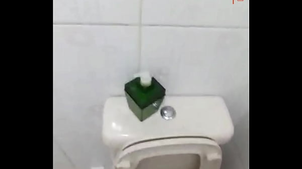 batendo uma no banheiro #3