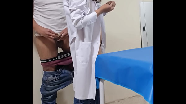Espiando a m&eacute;dicos follando en plena consulta