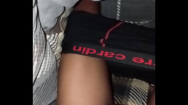 Britânica Coroa Se Masturba Com Negão No Quarto