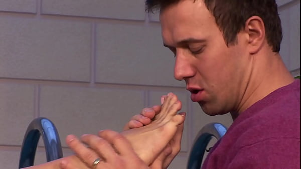 Jasmine makes her boyfriend worship her feet 