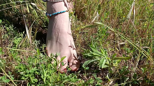 Play MP4 - This perfect ass girl likes to be naked in the hills&excl;