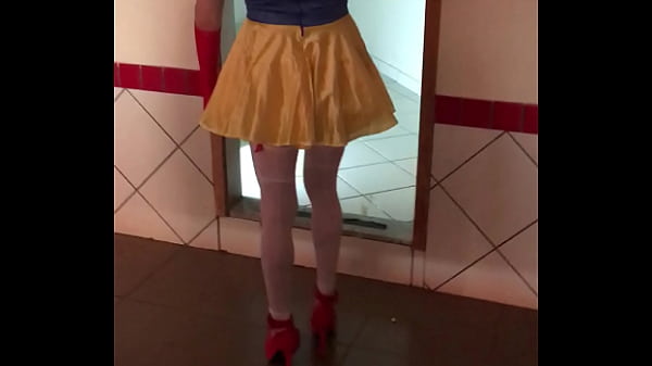 gay vestido de princesa realizando fantasia de admirador 