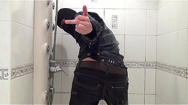 Der Master In Blue Jeans Wascht Sich Im Bad thumbnail