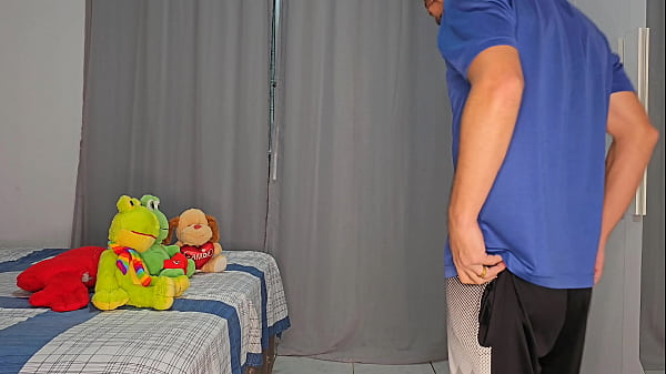 Nonton Ele Queria Ver Sua Nova Enteada Nua, Ent&atilde;o Se Escondeu Atr&aacute;s Da Cortina Do Quarto thumbnail