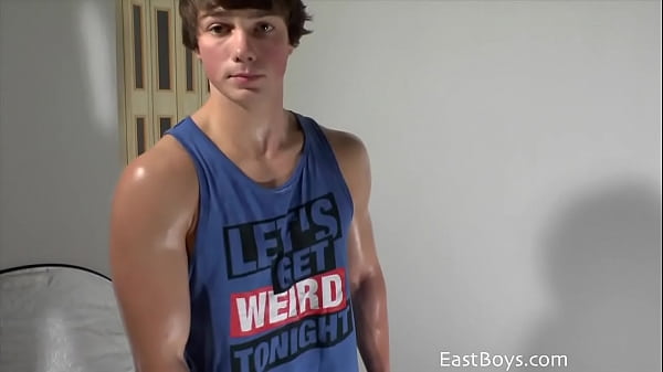 Play MP4 - Posing And Flexing - John Tremont