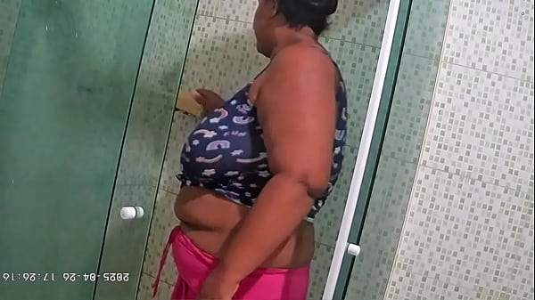 Camera escondida flagra vizinha se depilando 