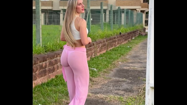 Minha cal&ccedil;a transparente com calcinha branca a mostra 