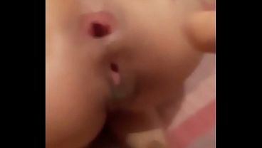 Una culona menti&eacute;ndose un juguete anal