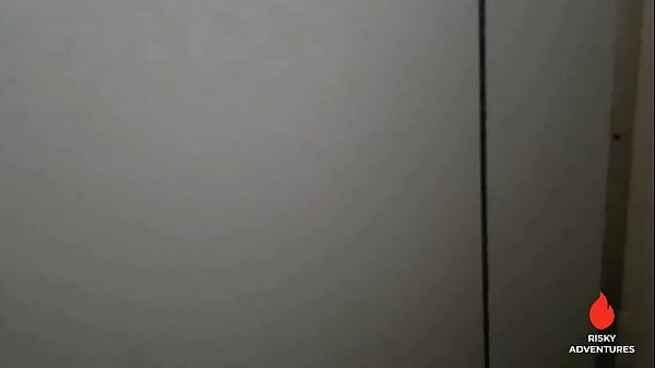 Play MP4 - Pinay Nagpakantot sa Public CR ng Park