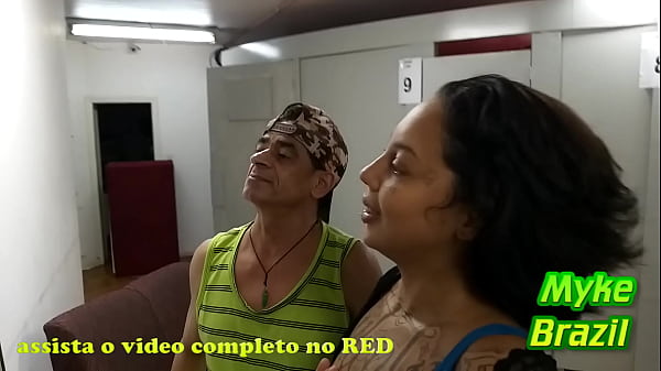 Play MP4 - Jovem morena visita a loja do Myke&comma; mas acaba rolando mais que um simples atendimento na cabine&period;
