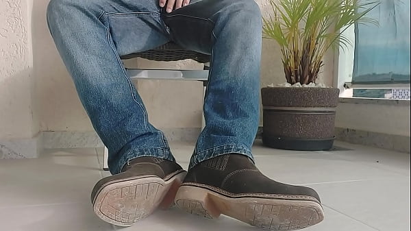 PUTTING ON THE COWBOY BOOT - ZB22BR