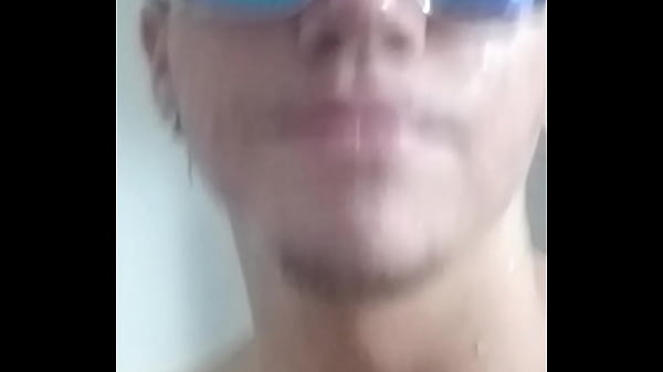 Novinho gostoso dan&ccedilando e ouvindo funk