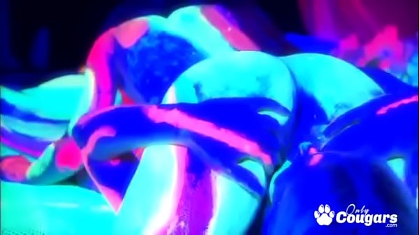 Nonton Two Hotties Covered In Psychedelic Paint Eat Some Pussy thumbnail
