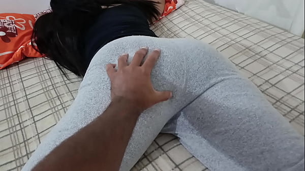 Play MP4 - Mi Madrastra cachonda llego cansada del gimnasio y yo por accidente casi me pilla metiendole la polla por su enorme culo